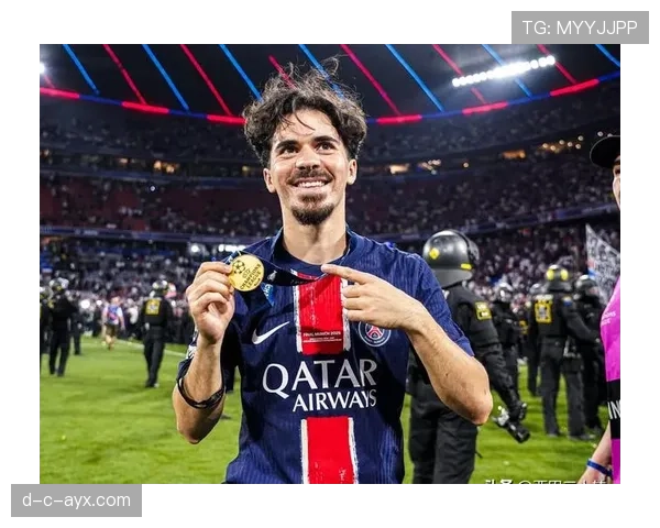 面对拜仁高强度逼抢:维蒂尼亚的出球考验 面对拜仁高强度逼抢:维蒂尼亚的出球考验