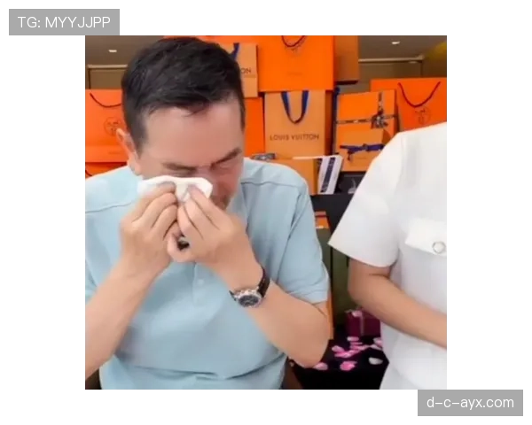 余依婷这人设太违和了——镜头里一本正经，生活照却像刚刷完信用卡的富婆