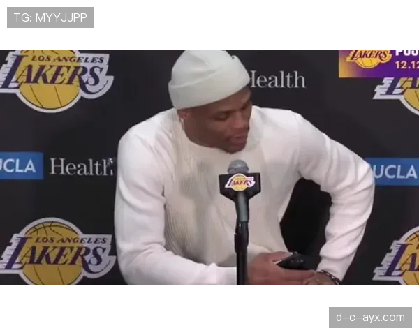 浓眉哥家里请了三个厨师管他吃草？